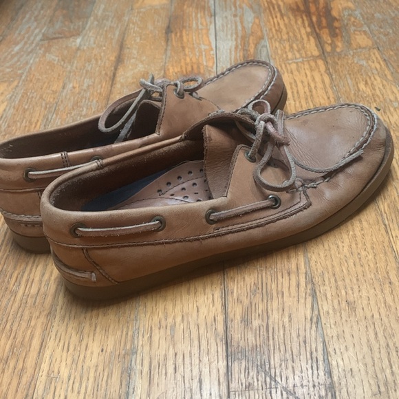 Must have boat shoes, leather. No rips or scratches - Picture 3 of 3